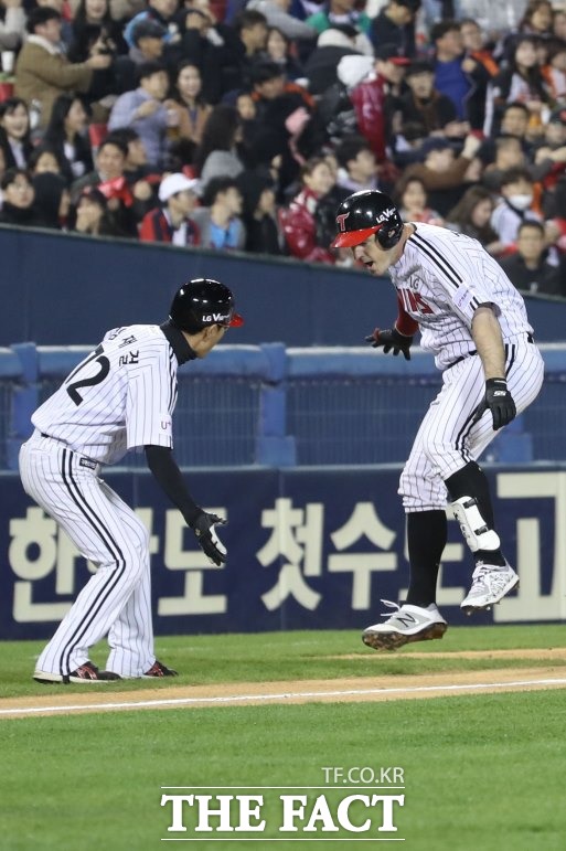 케이토토는 10일 벌어지는 2019 시즌 KBO LG-삼성(1경기), 한화-SK(2경기), 키움-KT(3경기)전을 대상으로 한 야구토토 스페셜 13회차를 시작으로 14일 시행되는 17회차까지 5개 회차를 연속 발행한다.사진은 2019프로야구 LG트윈스 경기 장면./잠실=뉴시스
