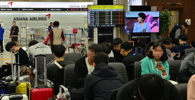 9일 오전 10시22분께 광주공항 오른편 활주로에 착륙 중이던 아시아나 여객기의 앞바퀴가 파손돼 항공기 29편이 결항했다.사진은 승객들이 공항 터미널에서 대체 항공기가 마련되기를 기다리고 있는 모습. / 뉴시스