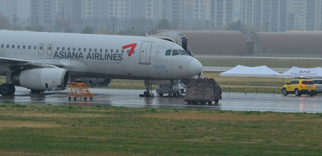 9일 광주공항에 착륙 중 앞바퀴가 파손된 아시아나 여객기의 사고 원인을 파악하기 위해 현장본부가 설치되고 있다. / 뉴시스