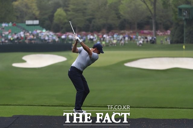 국내 골프팬들은 ‘PGA 마스터즈 토너먼트’ 1라운드에서 로리 맥길로이의 언더파 가능성을 가장 높게 내다봤다.사진은 마스터스 연습라운드에 나선 맥길로이의 티샷 장면./미 조지아=AP.뉴시스