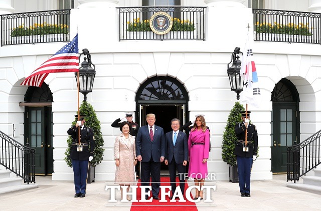 문재인 대통령과 부인 김정숙 여사가 한미 정상회담이 열리는 11일 오후(현지시각) 미국 워싱턴 백악관에서 도널드 트럼프 미국 대통령과 부인 멜라니아 여사의 영접을 받고 있다. /뉴시스