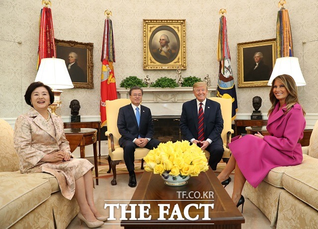 문재인 대통령과 부인 김정숙 여사가 11일 오후(현지시각) 미국 워싱턴 백악관에서 열린 한미 정상회담에 앞서 도널드 트럼프 미국 대통령과 부인 멜라니아 여사와 함께 기념촬영을 하고 있다. /뉴시스