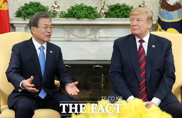 문재인 대통령이 11일 오후(현지시각) 미국 워싱턴 백악관에서 도널드 트럼프 미국 대통령과 한미 정상회담을 하고 있다. /뉴시스