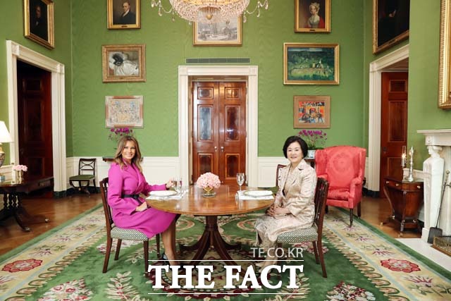 문재인 대통령 부인 김정숙 여사와 도널드 트럼프 미국 대통령 부인 멜라니아 여사가 11일(현지시각) 미국 백악관 그린룸에서 오찬에 앞서 기념촬영하고 있다. /뉴시스