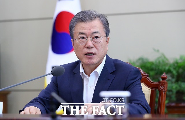 문재인 대통령이 15일 청와대 여민관에서 열린 수석보좌관회의를 주재하고 있다. /뉴시스