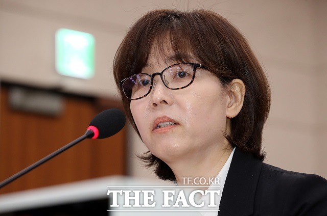 문재인 대통령은 16일 문형배·이미선(사진) 헌법재판소 재판관 후보자 2명의 인사청문경과보고서를 오는 18일까지 송부해 달라고 국회에 재요청했다. /뉴시스