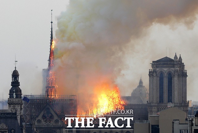 프랑스 파리의 명소 중 한 곳인 노트르담 대성당에서 15일 오후(현지시간) 대형 화재가 발생했다. 성당의 첨답은 붕괴됐고, 성당지붕도 전소됐다. /파리(프랑스)=AP·뉴시스