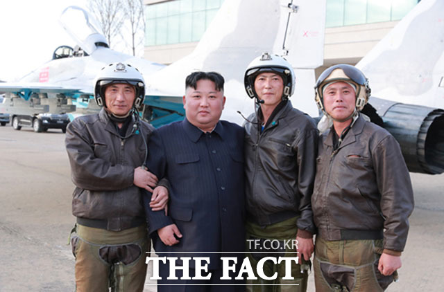 북한 노동신문은 김정은 국무위원장이 지난 16일 조선인민군 항공 및 반항공군 제1017군부대 전투비행사들의 비행훈련을 지도했다고 17일 보도했다. /노동신문.뉴시스