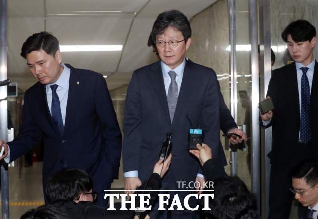 계파 간 갈등 노선이 명확하게 드러난 이날 지상욱 의원과 함께 의원총회장을 나선 유승민 전 대표는 제3지대 논의에 비판적인 의견을 드러냈다. 그는 민주평화당과 합쳐서 호남 선거만 하겠다는 식으로 해선 살아날 수 없다고 목소리 높였다. /뉴시스