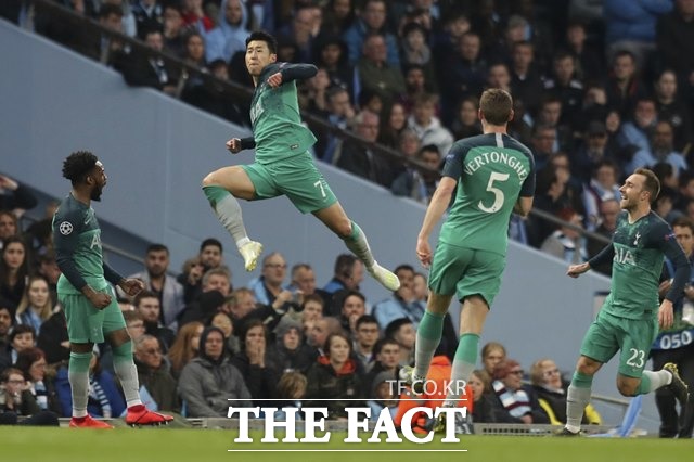 토트넘의 새역사를 만든 손흥민과 동료선수들./맨체스터시티=AP.뉴시스