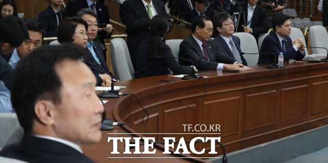 18일 선거제 개혁 패스트트랙 논의를 위해 열린 바른미래당 의원총회에서는 당 내분을 둘러싼 의원들의 신경전이 펼쳐졌다. 이 자리에선 전날 제3지대 필요성을 주장한 국민의당계 박주선 의원이 관련 논란을 해명하기도 했다. /뉴시스