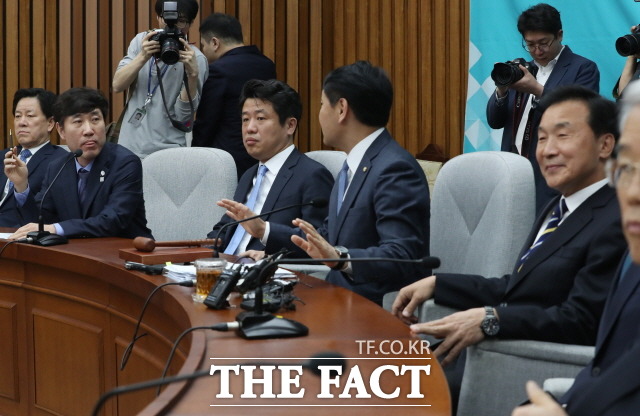 18일 비공개로 진행되기로 했던 바른미래당 의원총회에서 하태경 의원이 할 말이 있다며 항의했다. 김관영 원내대표는 난색을 하며 원래 비공개로 진행하기로 했다고 말했다. /뉴시스