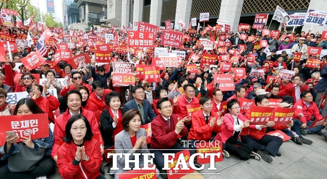 자유한국당 황교안 대표, 나경원 원내대표를 비롯한 의원들, 지지자들이 20일 오후 서울 종로구 세종문화회관 앞에서 문재인 STOP(멈춤), 국민이 심판합니다 집회를 하고 있다. /서울=뉴시스