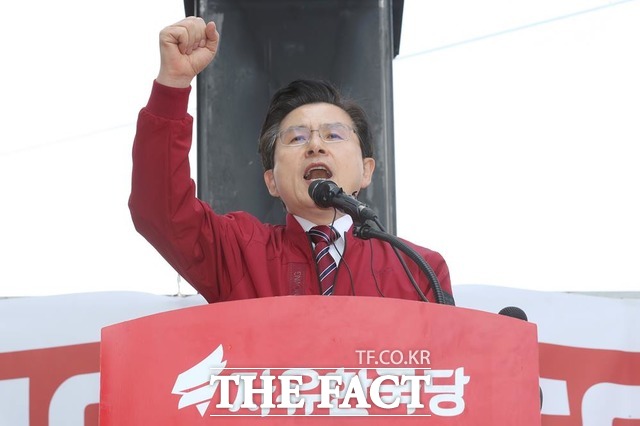 자유한국당 황교안 대표가 지난 20일 오후 서울 종로구 세종문화회관 앞에서 열린 문재인 STOP(멈춤), 국민이 심판합니다에 참석해 연설을 하고 있다. /뉴시스