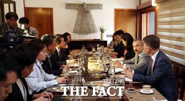 해리 해리스 주한미국대사는 그 공에는 북한이 비핵화를 한다면 밝은 미래가 있을 것이라고 쓰여있다고 말했다. 해리스 대사가 22일 서울 중구 정동 주한미국대사관저에서 기자간담회를 하고 있다. /뉴시스