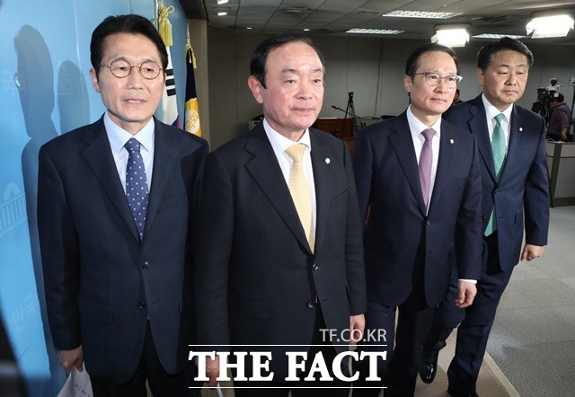 지난 22일 한국당을 제외한 여야 4당 원내대표가 서울 여의도 국회 정론관에서 선거제·사법개혁안 패스트트랙과 관련한 잠정 합의문을 발표한 후 정론관을 나서고 있다. 왼쪽부터 윤소하 정의당, 장병완 민주평화당, 홍영표 민주당, 김관영 바른미래당 원내대표. /뉴시스