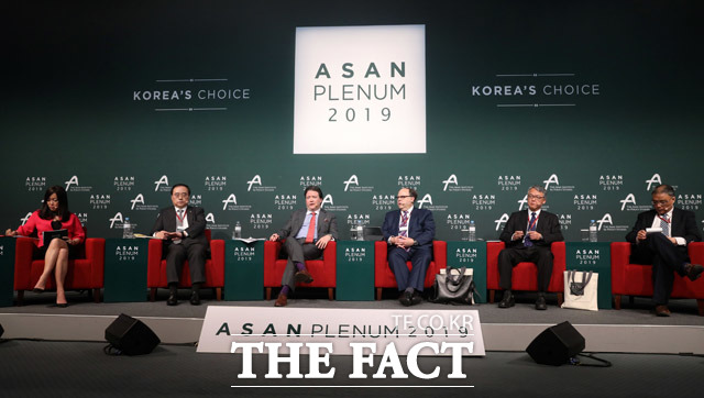 미국 전문가들이 북러정상회담에 대해 배경과 의도에 대해서 해석했다. 23일 서울 용산구 그랜드 하얏트 호텔에서 아산정책연구원 주최로 열린 아산플래넘 2019에서 참석자들이 이야기를 나누고 있다. /뉴시스