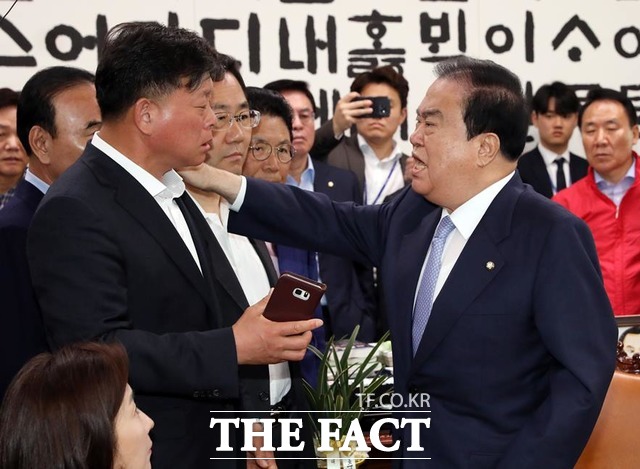 나가려는 문희상 의장을 김명연 한국당 의원이 막고 있다. /뉴시스