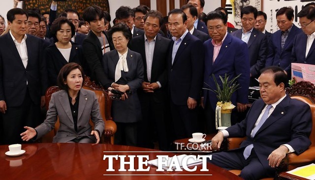 한국당 의원들과 문희상 의장이 이야기를 나누고 있다. /뉴시스