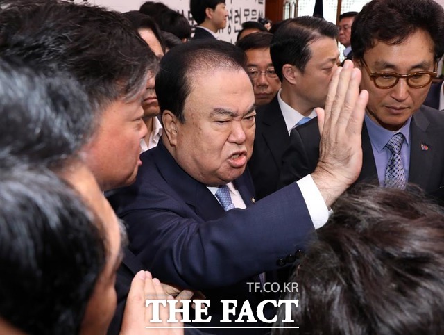 문희상 국회의장이 패스트트랙 철회를 요구하며 지난 4월 24일 오전 서울 영등포구 여의도 국회의장실을 항의방문한 자유한국당 의원들과 이야기를 나누다 다른 일정으로 의장실을 나가려 하자 김명연 의원 등 자유한국당 의원들이 막아서고 있다. /뉴시스