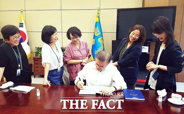 청와대는 25일 이른바 환경부 블랙리스트 의혹에 연루된 신미숙(사진 왼쪽) 균형인사비서관의 사표를 수리했다고 밝혔다. /뉴시스