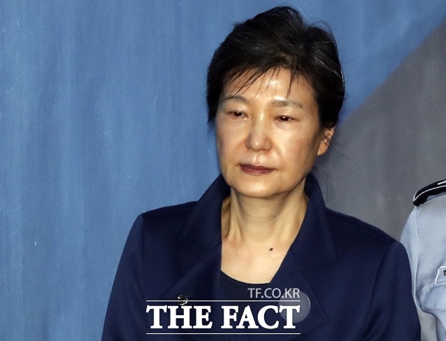 서울지검 형집행정지 심의위원회는 25일 회의를 열어 박근혜 전 대통령의 신청을 불허했다.사진은 2017년 10월16일 서초구 서울중앙지법으로 구속 연장 후 처음으로 열린 80차 공판에 출석하는 박근혜 전 대통령. /뉴시스