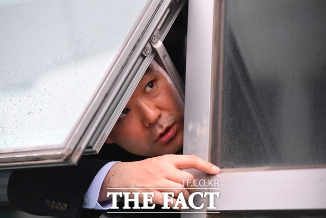 16일 서울남부지법 형사합의11부(이환승 부장판사)는 패스트트랙 사건으로 기소된 자유한국당 관계자들에 대한 공판을 열었다. 이날 법정에서는 채이배 감금사건을 두고 증인으로 출석한 채 전 의원과 자유한국당 의원들은 엇갈린 주장을 내놨다. /뉴시스