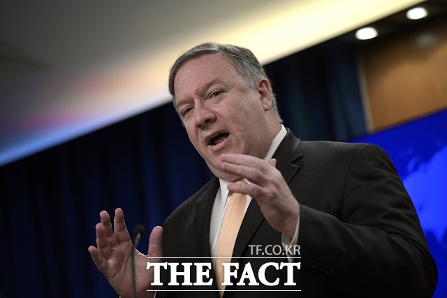 미국 국부무가 27일 한국에 대한 여행경보를 2단계 경고에서 3단계 여행 재고로 격상했다. 마이크 폼페이오 미국 국무부 장관. /워싱턴=AP.뉴시스