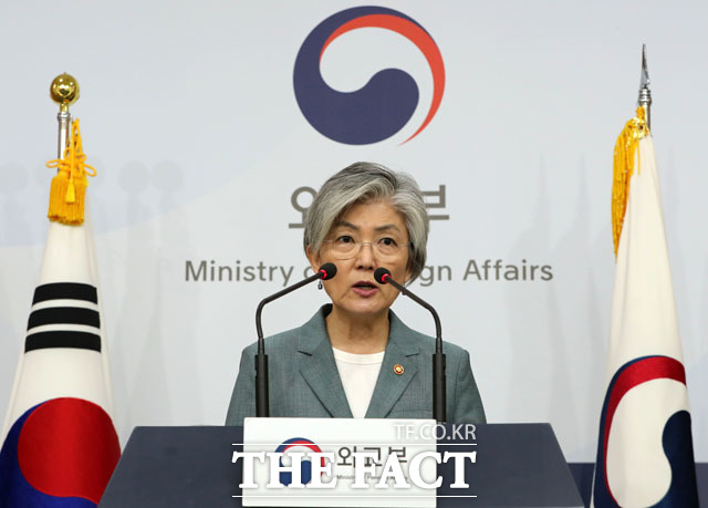 강경화 외교부 장관이 한미, 한중, 한일 관계 등의 관계 개선에 대해 설명했다. 강 장관이 2일 외교부 청사에서 내신 브리핑을 하고 있는 모습. /뉴시스