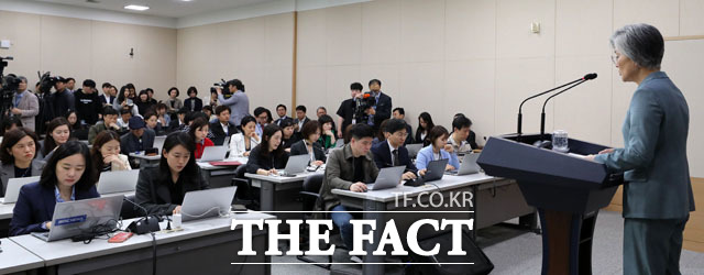 강경화 외교부 장관이 기자들과 질의응답에서 한미관계를 강조했다. 장관이 2일 오전 서울 도렴동 외교부 청사에서 내신 브리핑을 하고 있는 모습. /뉴시스