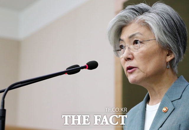 강경화 외교부 장관이 2일 미국은 우리나라의 가장 중요한 파트너라고 강조했다. 강 장관이 이날 오전 서울 도렴동 외교부 청사에서 내신 브리핑을 하고 있다. /뉴시스