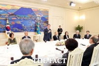  文대통령 '국정농단 타협 어려워…정부가 적폐수사 통제 못해'