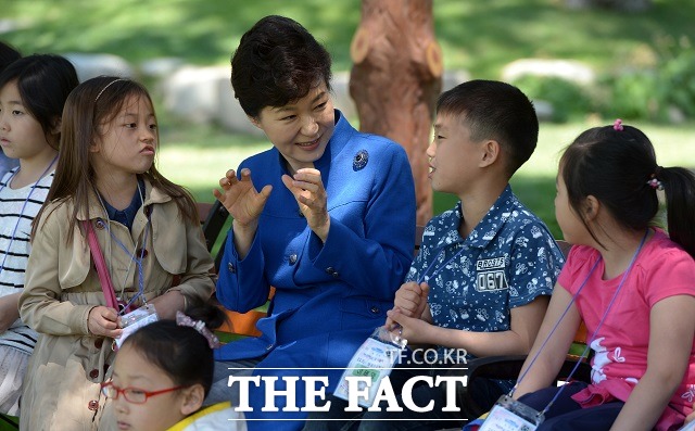 2015년 어린이날 당시 박근혜 대통령이 청와대 녹지원에서 어린이들과 이야기를 나누는 모습. 그는 당시 정말 간절하게 원하면 전 우주가 나서서 다 같이 도와준다. 그리고 꿈이 이뤄진다고 했다. /뉴시스