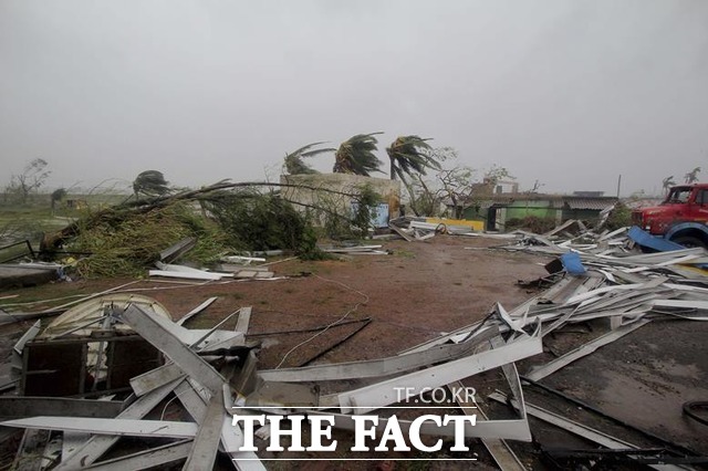 사이클론 파니가 인도 오디샤 주 해안 동부를 강타해 푸리 도로에 구조물들이 무너져 있다. / 푸리(인도)=AP/뉴시스