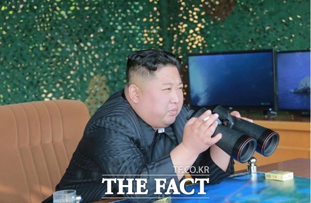 북한 노동신문은 김정은 북한 국무위원장이 지난 4일 동해상에서 대구경 장거리 방사포, 전술유도무기의 타격 훈련을 지도했다고 5일 보도했다. (사진=노동신문 갈무리) /뉴시스