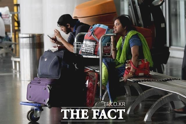 사이클론 파니가 30여명 이상의 사망자와 200여명 이상의 부상자를 낸 뒤 약화했다. 파니로 인해 발이 묶인 승객들이 콜카타의 네타지 수브하스 찬드라 보세 국제공항에 앉아 무작정 기다리고 있다. /콜카타(인도)=AP/뉴시스