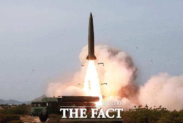 합동참모본부가 14일 북한이 미상 발사체를 발사했다고 밝혔다. 북한판 이스칸데르 미사일로 추정되는 전술유도무기가 날아가고 있는 모습. /노동신문.뉴시스