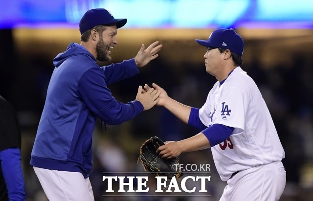다저스 커쇼(왼쪽)가 8일 애틀랜타전에서 사상 두 번째 완봉승을 거둔 류현진을 축하하고 있다./LA=AP.뉴시스