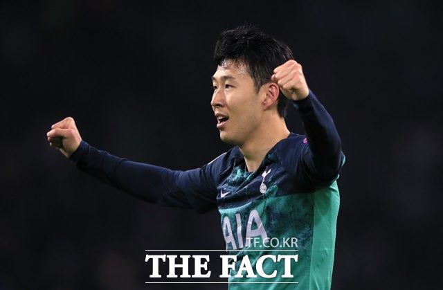 토트넘의 손흥민이 9일 아약스 암스테르담을 꺾고 2018~19 유럽축구연맹(UEFA) 챔피언스리그 결승전 진출이 확정되자 기뻐하고 있다./암스테르담(네덜란드)=AP.뉴시스