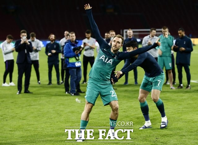 사상 첫 챔스 결승 진출에 성공한 토트넘의 손흥민(오른쪽)과 에릭센이 자축 세리머리를 하고 있다./암스테르담(네덜란드)=AP.뉴시스