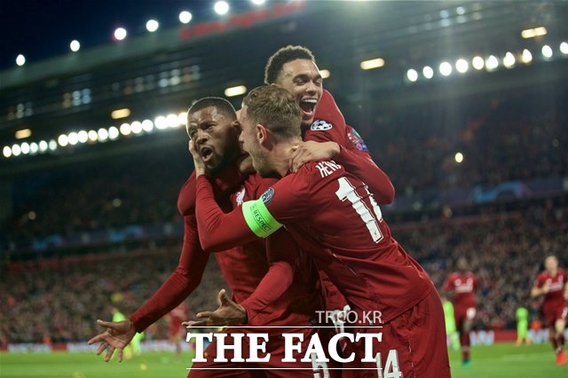 11일(토)부터 12일(일)까지 벌어지는 잉글랜드 프리미어리그(EPL) 9경기와 국내프로축구(K리그) 5경기 등 총 14경기를 대상으로 한 축구토토 승무패 17회차 리버풀-울버햄턴(10경기)전에서 국내 축구팬들의 79.64%가 안방 경기를 치르는 리버풀의 승리를 예상했다./AP.뉴시스