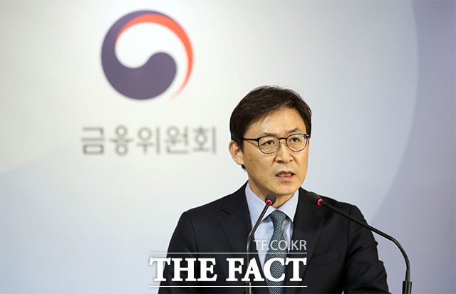 기존 금융사들이 금융위원회가 추진하는 금융규제 샌드박스를 통해 혁신적 사업을 적극적으로 추진하고 있다. 사진은 권대영 금융혁신기획단장이 지난달 17일 1차 혁신금융서비스 지정 결과를 발표하는 모습. /뉴시스