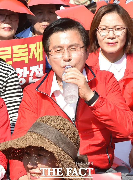 황교안 자유한국당 대표가 11일 오후 대구 대구문화예술회관 앞에서 열린 문재인 STOP(스탑)! 국민이 심판합니다! 대구·경북 지역 규탄 대회에 참석해 물을 마시고 있다. /뉴시스