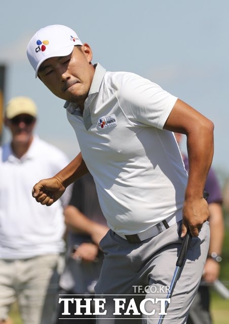 한국 선수로는 여섯 번째 PGA 정상에 오른 강성훈이 AT&T 바이런 넬슨 마지막 날 10번홀에서 버디퍼트를 성공한 뒤 어퍼컷 세리머니를 하고 있다./댈러스=AP.뉴시스