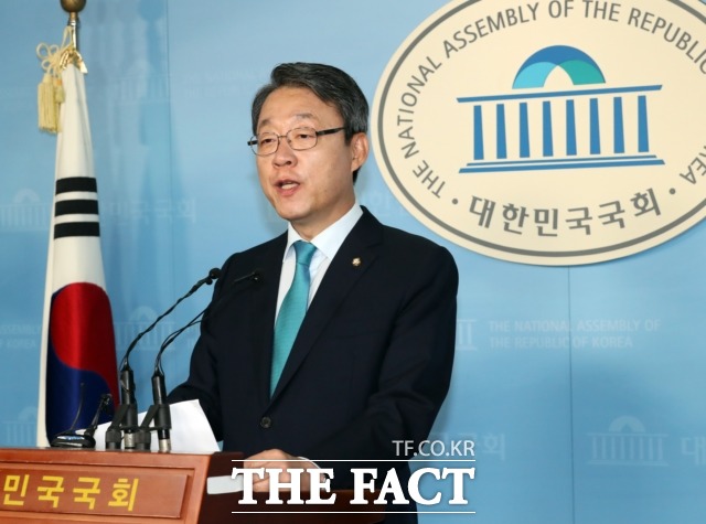 김성식 바른미래당 의원이 신임 원내대표 출마선언에서 혁신위원회를 공식적으로 제안한 가운데 권은희 의원이 퇴임 기자회견에서 혁신위가 문제를 해결해 나갈 것이라 기대한다고 밝혀 주목된다. /뉴시스