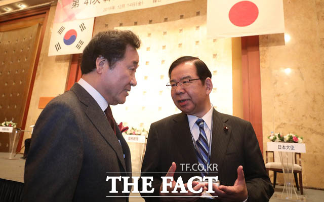 이 총리는 대법원의 강제징용 손해배상 판결에 대해 정부가 개입할 수 없다고 전했다. 한일 일한의원연맹 합동 총회가 열린 지난해 서울 롯데호텔에서 이낙연 국무총리가 카즈오 일본 의원과 대화하고 있는 모습. /뉴시스