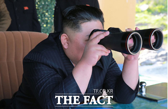 북한은 식량지원의 필요성에도 불구하고 남측에 강하게 대응하고 있다. 김정은 북한 국무 위원장이 군사훈련을 지도하고 있는 모습. (=노동신문 캡쳐)/ 뉴시스