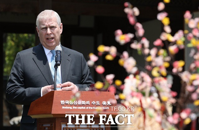 엘리자베스 2세 영국 여왕의 차남인 앤드루 왕자가 14일 오후 경북 안동시 풍천면 하회마을을 방문, 담연재에서 인사말을 전하고 있다. /뉴시스