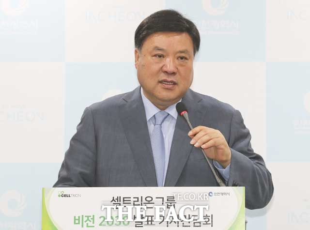 서정진 셀트리온그룹 회장이 16일 오전 인천시청에서 열린 셀트리온그룹 비전 2030 발표 기자간담회에 참석해 투자 계획을 발표하고 있다. /뉴시스