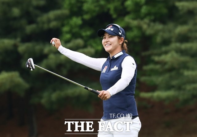 김지현(28·한화큐셀)이 19일 춘천 라데나 골프클럽에서 열린 한국여자프로골프(KLPGA) 투어 두산 매치플레이 챔피언십 결승전에서 김현수를 6&4로 제압하고 우승을 차지한 뒤 기뻐하고 있다./춘천 라데나GC=뉴시스